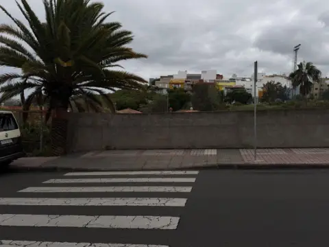 Terreno en calle Escritor Secundino Delgado