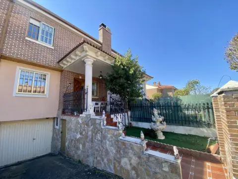 Casa adosada en calle de Rosa Chacel