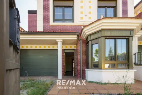 Casa adosada en calle Marina