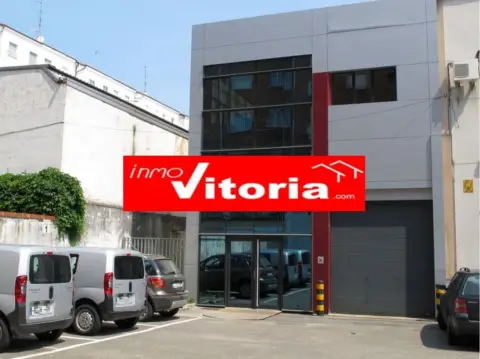 Nave industrial en calle de Herminio Madinaveitia