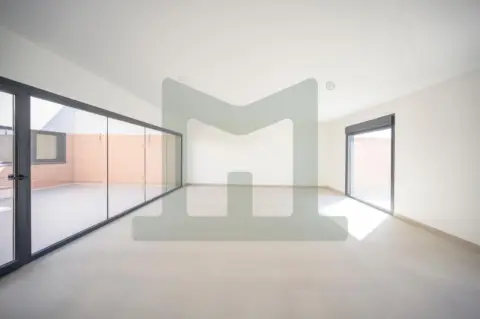 Casa pareada en calle Ronda de Humedales