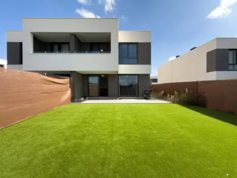 Casa pareada en calle Roma