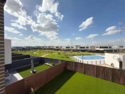 Casa pareada en calle Roma