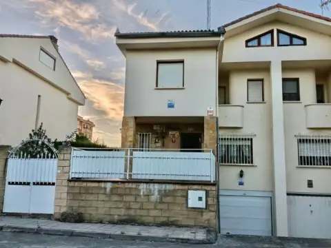 Casa adosada en Urbanización San Jeronimo Hermosilla