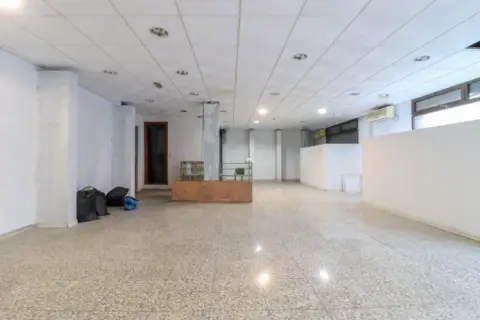 Local comercial en Avda. Santa Isabel
