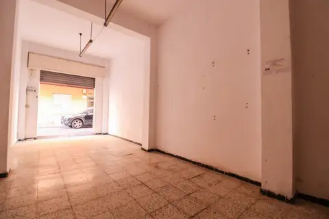 Local comercial en Avda. Santa Isabel