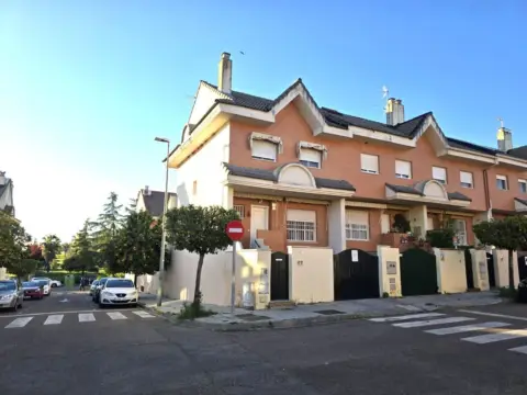 Casa adosada en calle Valle de Ambroz, 27