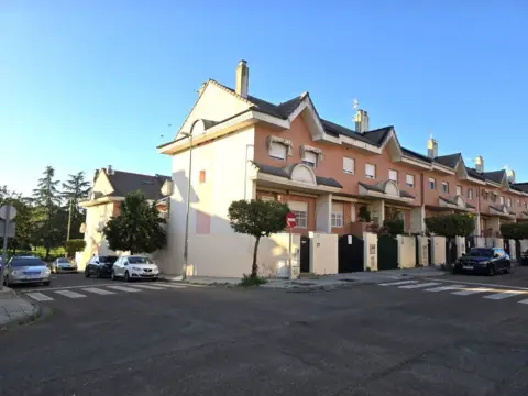 Casa adosada en calle Valle de Ambroz, 27