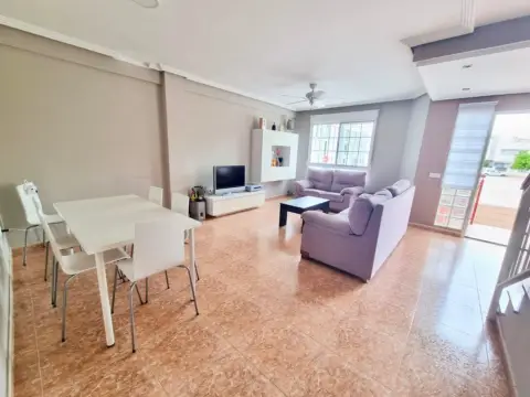 Casa en Avda 1º de Mayo