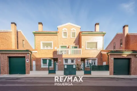 Casa pareada en calle Vara