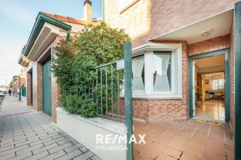 Casa pareada en calle Vara