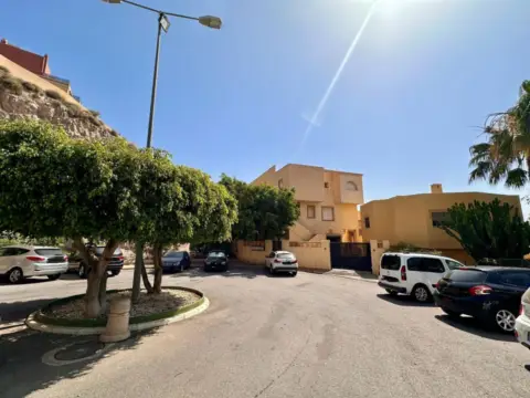 Casa adosada en calle de las Higueras