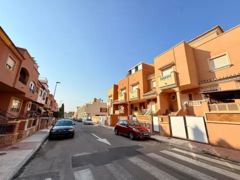 Casa adosada en calle Manuel Rosero