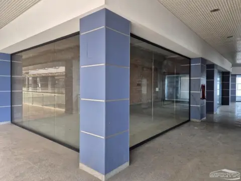 Almacén en calle de Luisa López Fijo