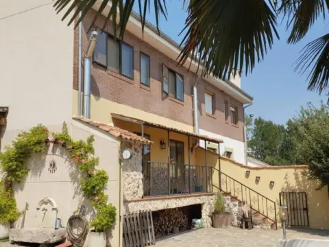 Casa pareada en calle de las Flores