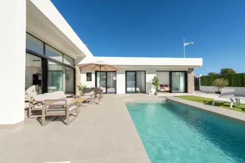 Chalet en Urbanización Coto Riñales