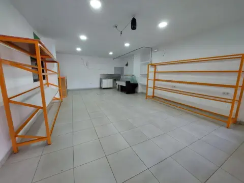 Local comercial en Avenida de las Fuerzas Armadas