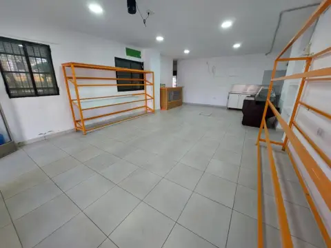 Local comercial en Avenida de las Fuerzas Armadas