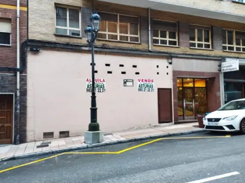 Local comercial en calle Montes del Sueve