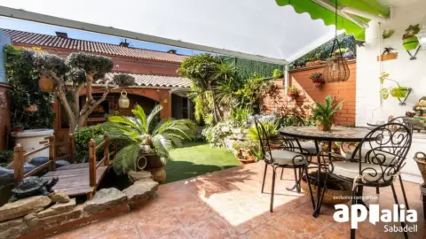 Casa adosada en calle Dibáñez de Aldecoa, nº 80