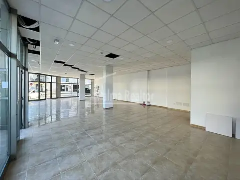 Local comercial en Avinguda dels Pins