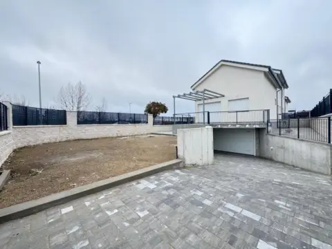 Casa pareada en calle Espigas