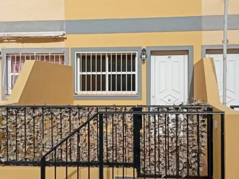 Casa adosada en calle La Ele