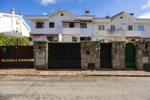 Casa adosada en Avenida de Vigo, 45