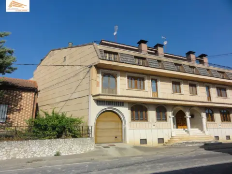 Casa adosada en calle de Onésimo Redondo