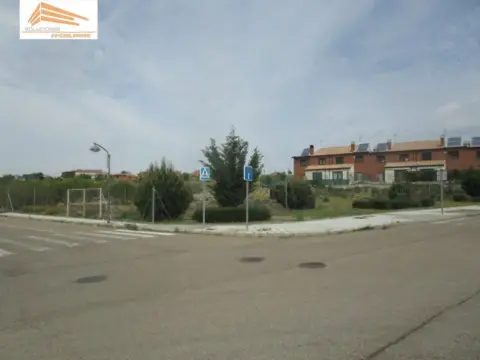 Terreno en calle Reyes Católicos, 63