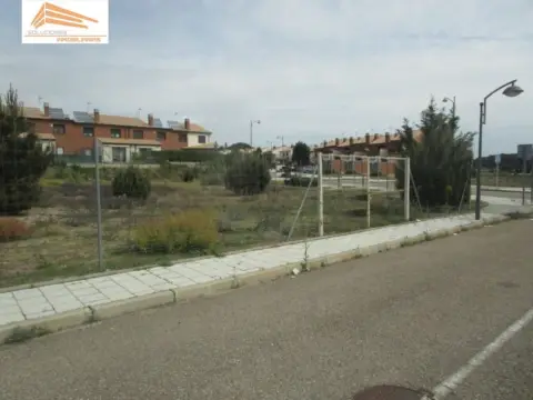 Terreno en calle Reyes Católicos, 63