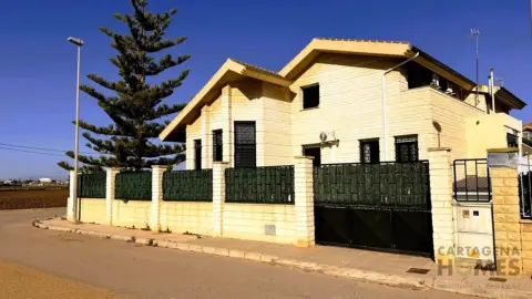 Casa adosada en calle del Acebo, 13