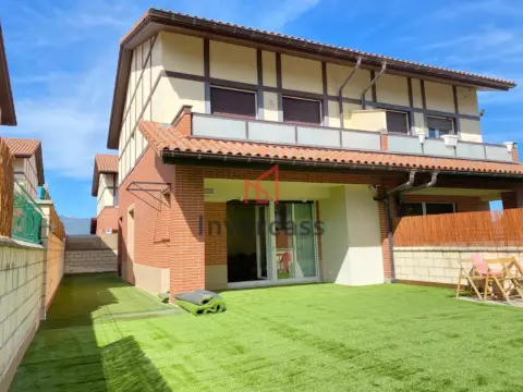 Casa adosada en calle Santullan