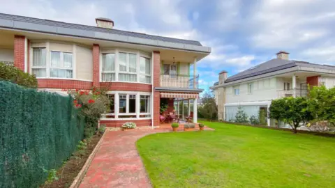 Casa adosada en Urb Bezana Bella