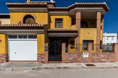 Casa adosada en calle de Salobreña