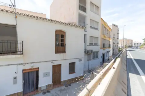 Casa adosada en calle La Mamola, nº 1