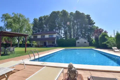 Chalet en Urbanización Aguasol