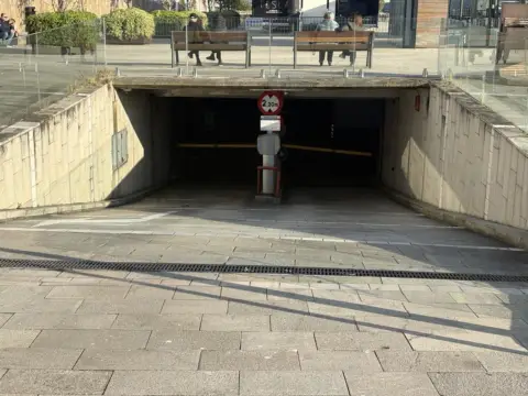 Garaje en Paseo de la Darsena, 1