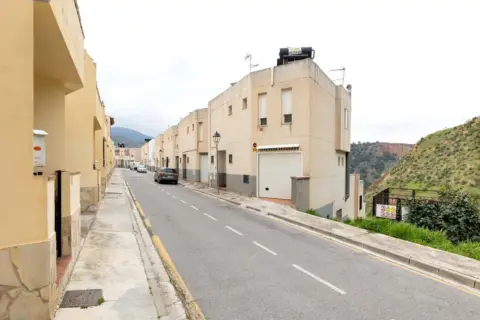 Casa adosada en Cenes de La Vega