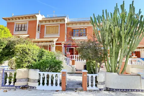 Casa adosada en Carrer Itàlia, 28