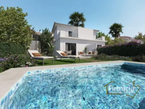 Casa adosada en Avinguda de les Violetes