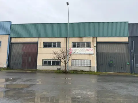Nave industrial en calle de Trujillo, 33