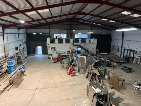 Nave industrial en calle de Trujillo, 33