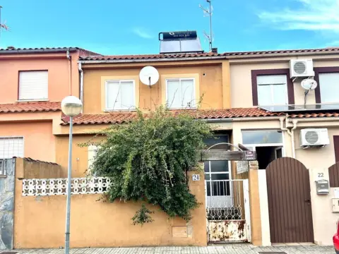 Casa adosada en calle Almendro