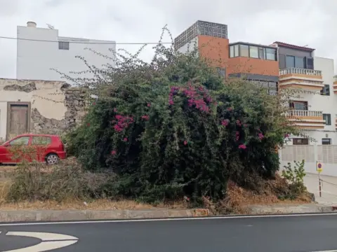 Terreno en calle San Francisco Javier, 54