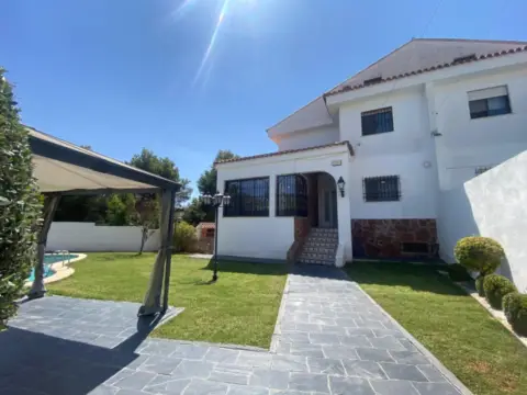 Casa pareada en calle Islas Baleares