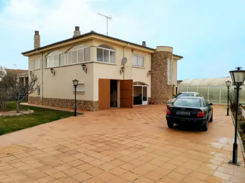 Chalet en Urbanización El Porvenir