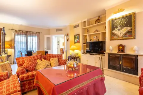 Casa adosada en calle Milano Perlado