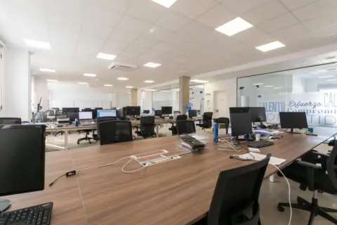 Oficina en Avinguda de la Medicina, 9