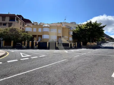 Casa adosada en calle de Fernando H. Guzmán